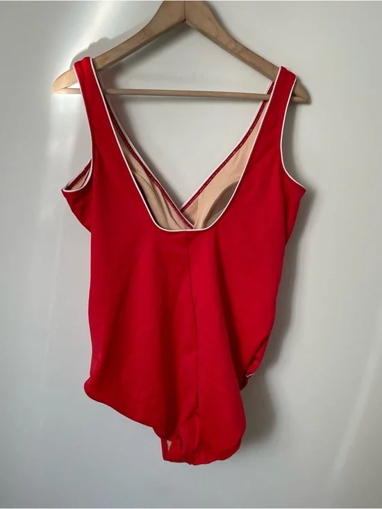 Miraclesuit Women's Horizon One Piece Swimsuit in Red with White Piping Size 16 - Picture 2 of 6